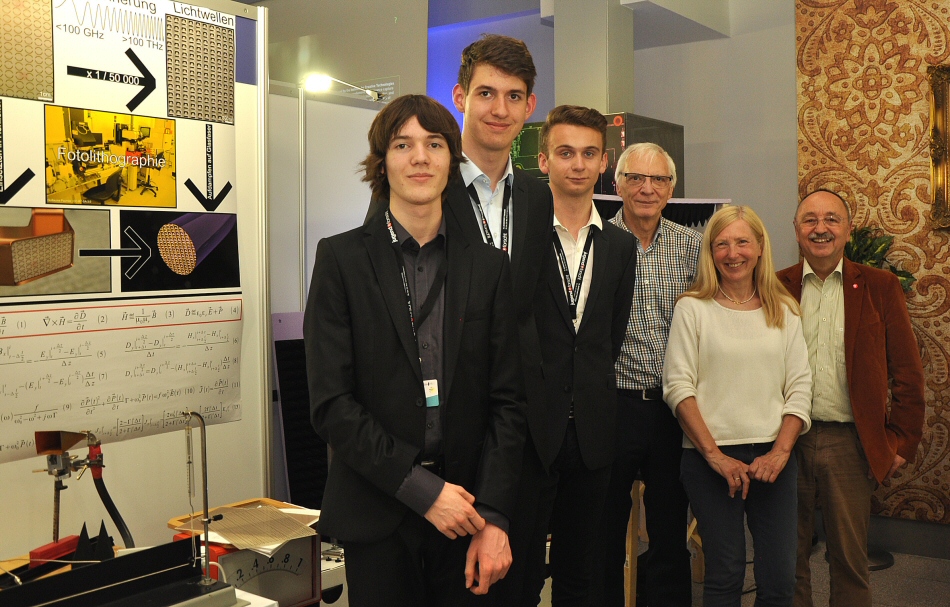 Adrian, Maximilian and Marvin with Horst-Günter Thum, Veronika Stein and Walter Stein in front of their exhibit at the national competition