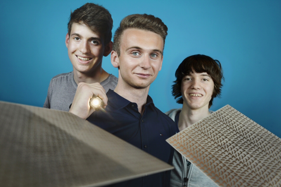 Maximilian Oehmichen, Marvin Lohaus and Adrian Lenkeit with their metamaterials (source: Jugend forscht)