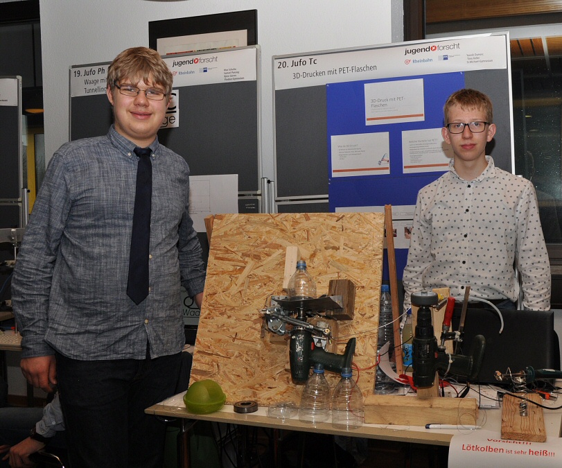 Yannik Dumon and Timo Keller with their apparatus