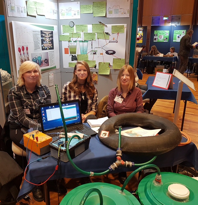 Jennifer Eiring, Gwendolin Münch und Aileen Jahr mit ihrer Biogasanlage