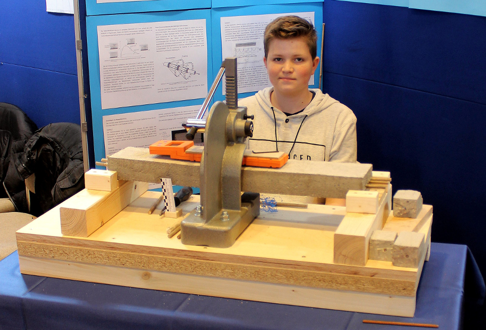 David Mohr presents his bamboo-reinforced concrete at the regional contest in Bonn