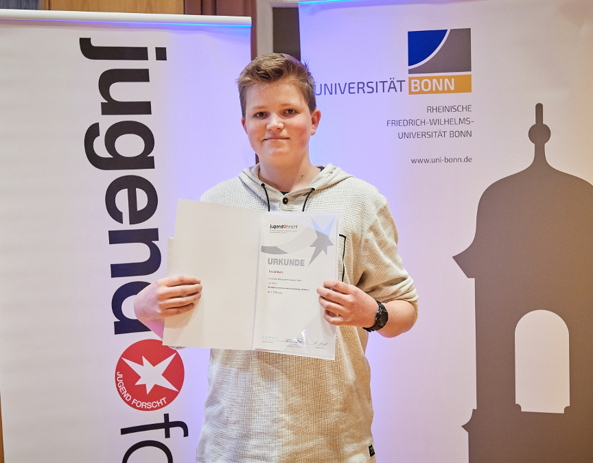 David Mohr mit seiner Siegerurkunde auf dem Regionalwettbewerb in Bonn (Quelle: Uni Bonn)