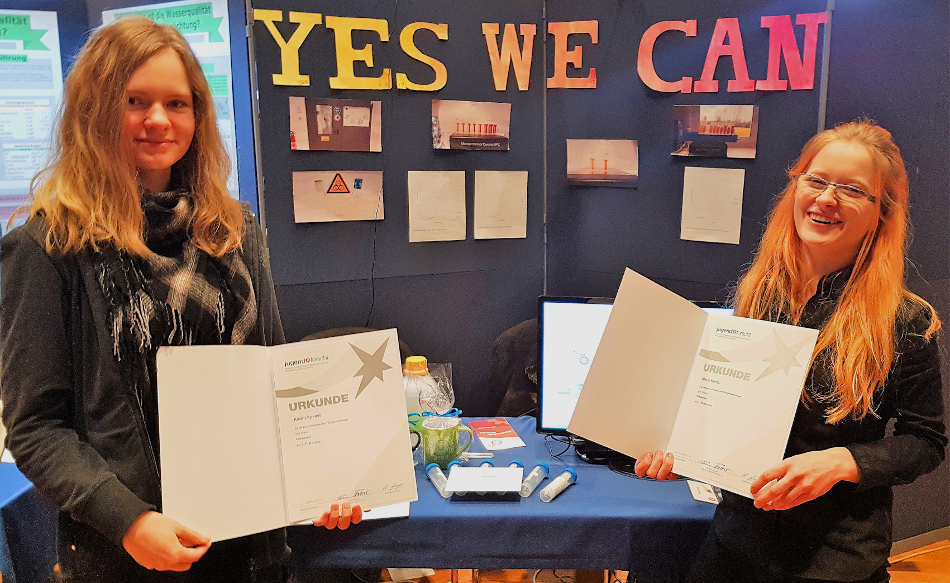 Katrin Spenst and Marie König with their award certificates at the regional contest in Bonn