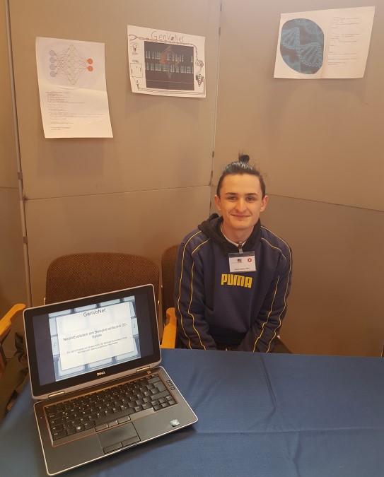Simon-Stefan Köhl zeigt auf dem Regionalwettbewerb in Bonn wie künstliche Intelligenz genutzt werden kann