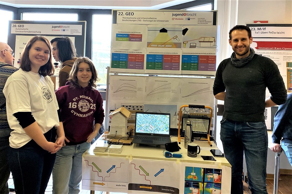 Lisa Reichel and Athina Georgi with teacher Daniel Mertens and their thermochromic roof tiles at the regional competition