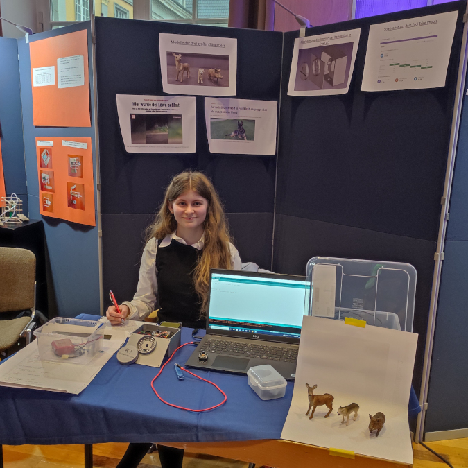 Lucy Fischer shows her invention at the regional competition in Bonn