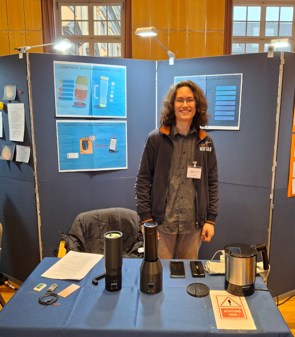 Timo Mehls führt seinen Thermobecher auf dem Regionalwettbewerb in Bonn vor