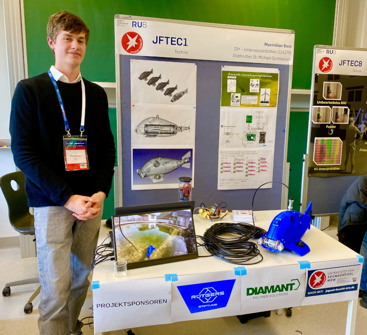 Maximilian Bietz with his exhibit at the state competition in Bochum
