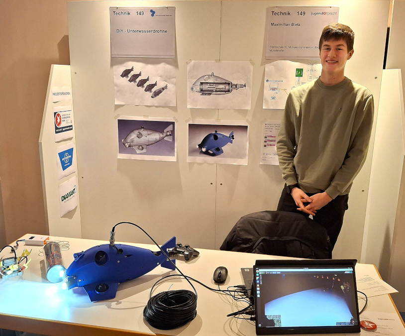 Maximilian Bietz mit seiner Unterwasserdrohne auf dem Regionalwettbewerb in Krefeld